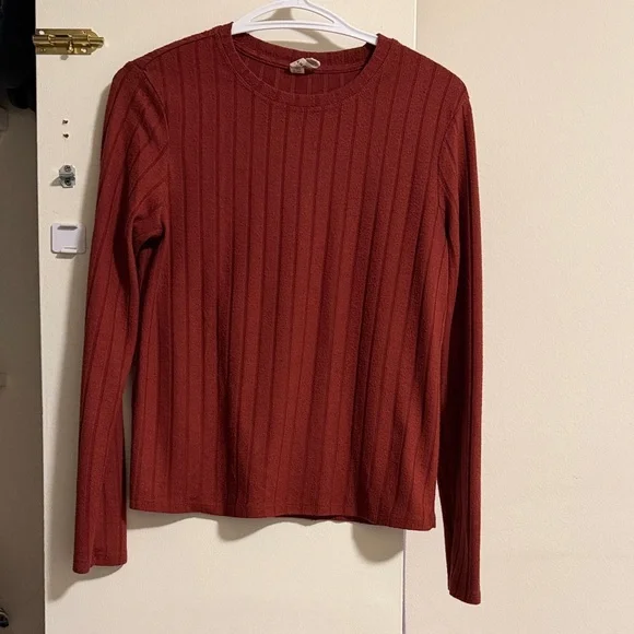 Women's Ribbed Red Sweater - Picture 1 of 2